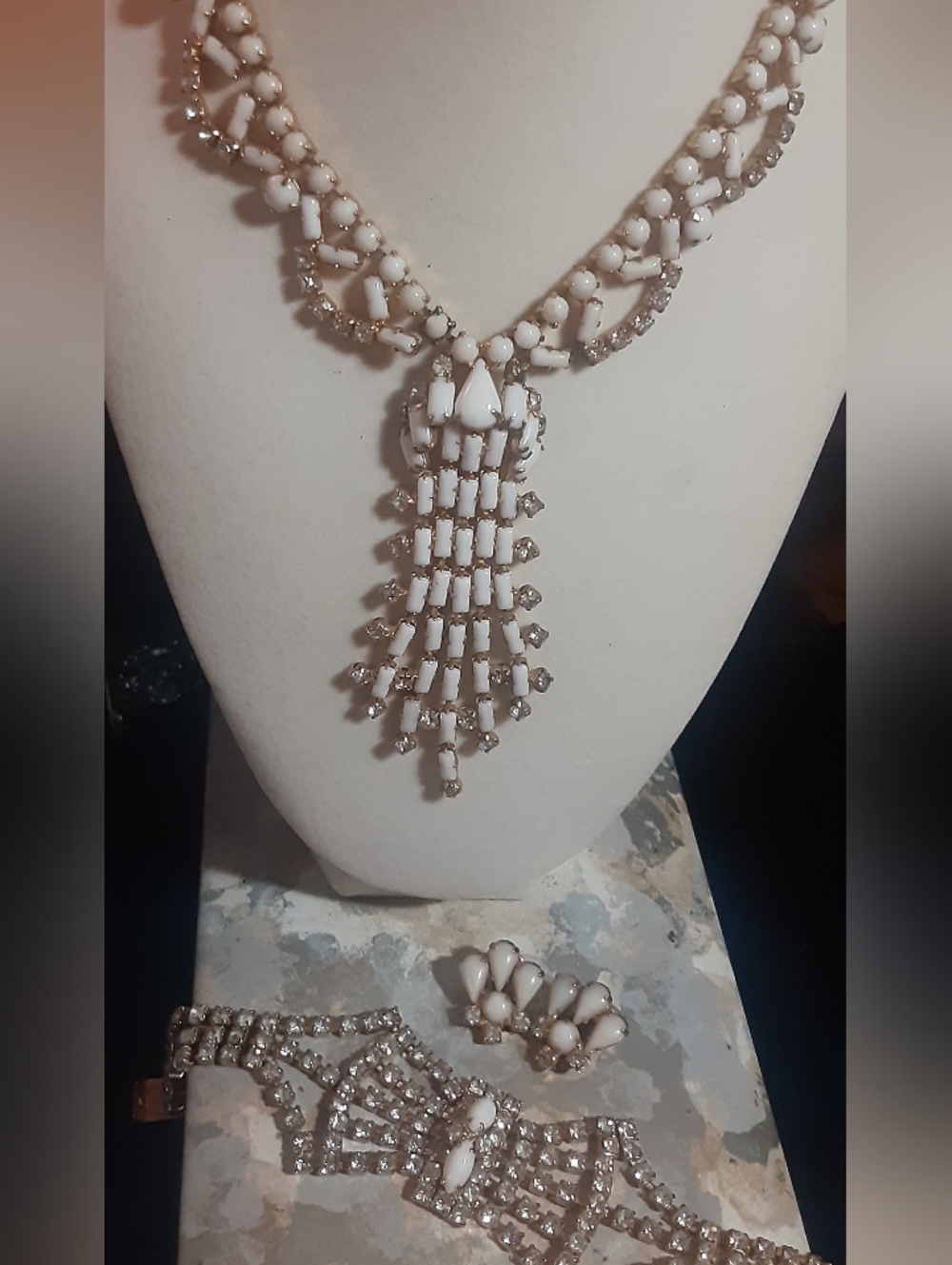 c1940-50 GT Milkglass and Crystal Collar Necklace, Bracelet And Earring Parure
